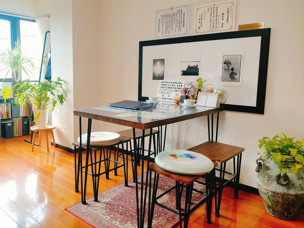福岡市のおんわ行政書士事務所の応接スペース。明るく落ち着いた雰囲気のテーブルと椅子が並び、リラックスして相談できる環境